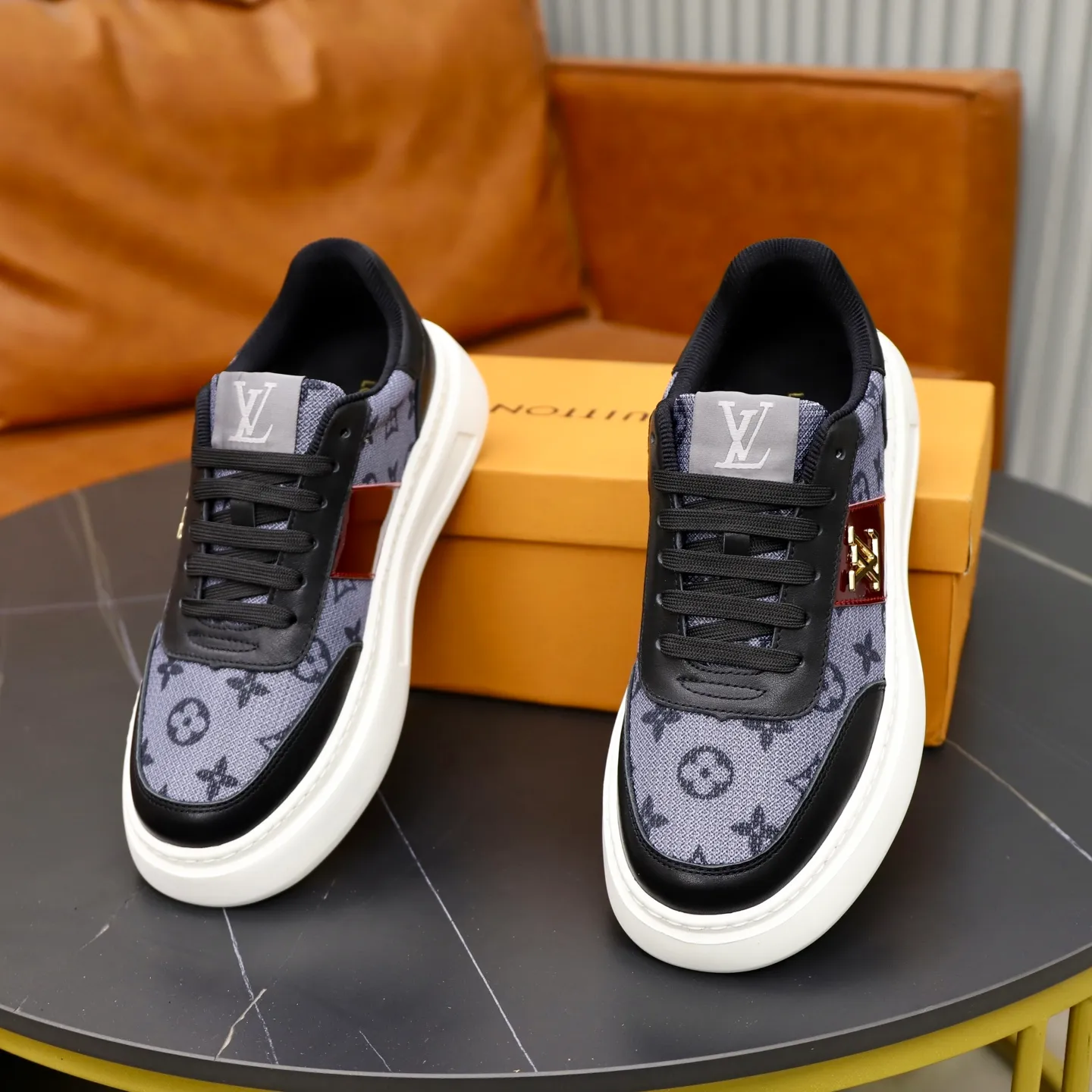 Ex-factory price: 420💰🙅‍♂️🙅‍♂️🙅‍♂️ Brand: LV Louis Vuitton Standard code: 38-44 (45 customized) Grade: Same as the official website Material: Original cowhide splicing fabric Comfortable cowhide lining Increased lightness, wear-resistant and soft outsole Style category: Men's fashionable casual shoes Running sneakers Distinguished luxury brand elements Top luxury Color: actual picture color